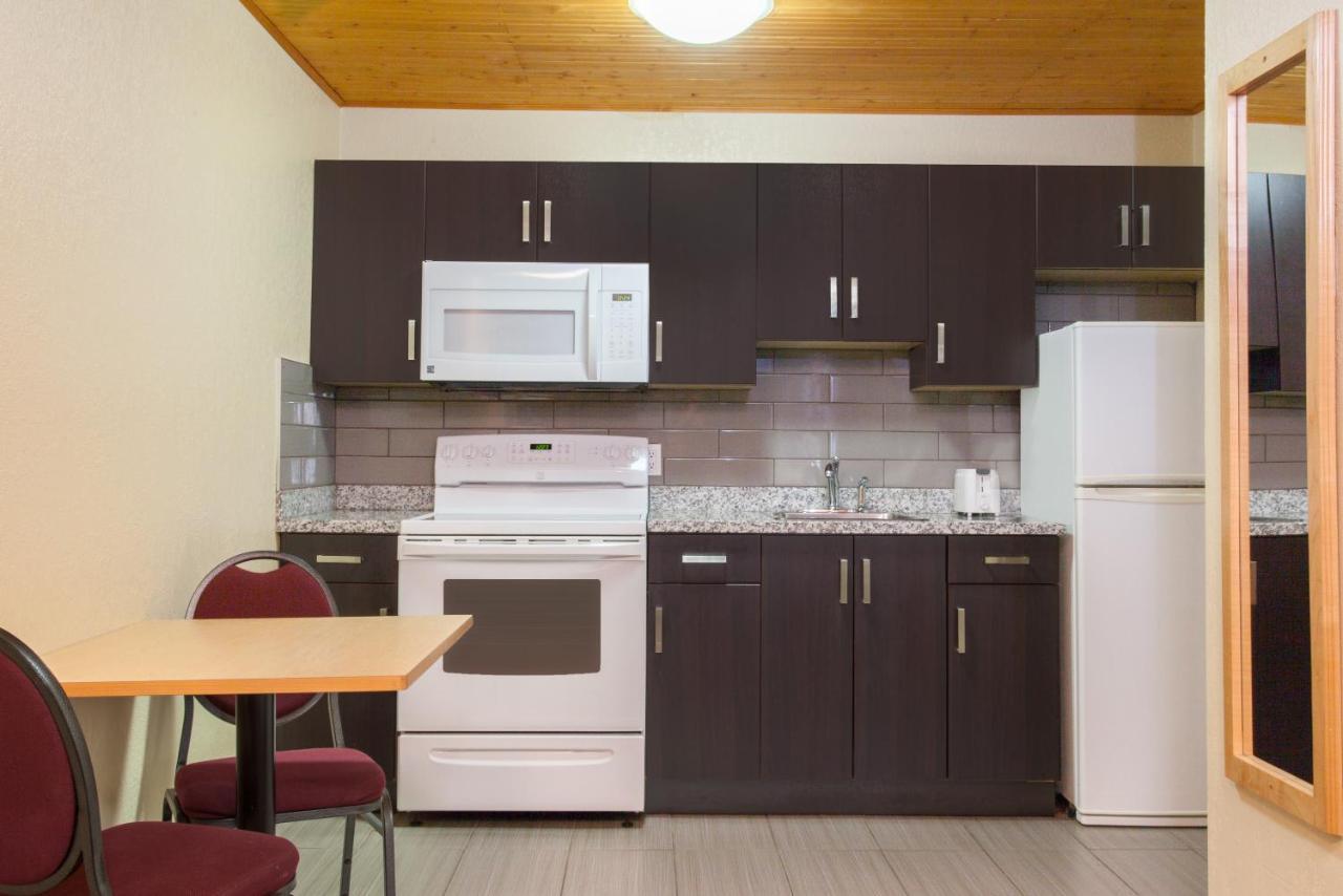 Econolodge Inn&Suites Medicine Hat Esterno foto