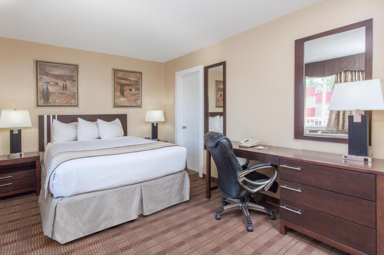 Econolodge Inn&Suites Medicine Hat Esterno foto